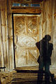 Drzwi zielonokurpiowskie w Krysiakach z dekoracją, przedstawiającą maskę brodatego mężczyzny