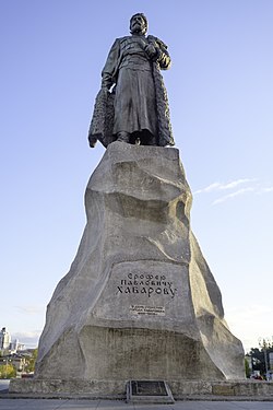 Памятник Ерофею Хабарову на Привокзальной площади Хабаровска