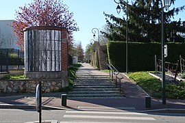 Chemin des Eaux aux Clayes-sous-Bois. Cette promenade recouvre l'aqueduc ; elle est ponctuée de quatre édicules (un ici à gauche) permettant son contrôle.