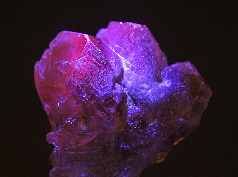 File:Chrysobéryl var. alexandrite sous UV (Brésil).jpg