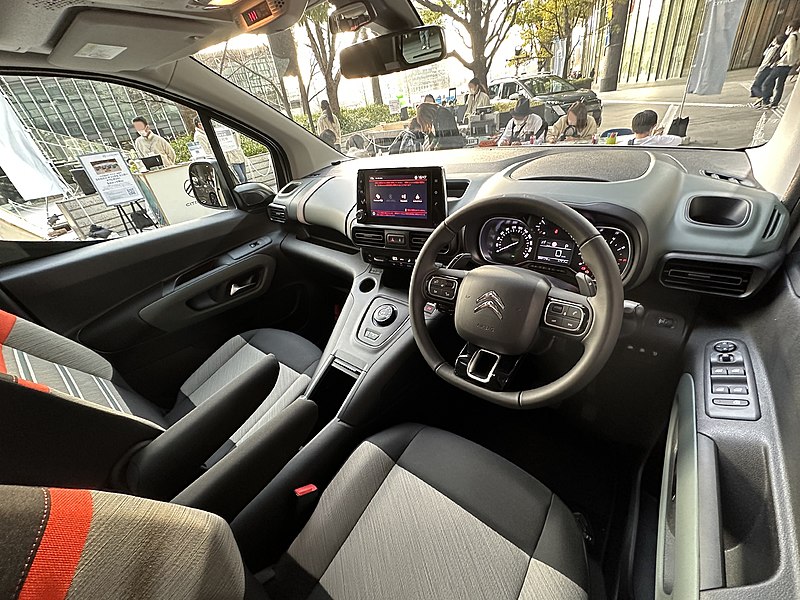 File:Citroën BERLINGO SHINE BlueHDi XTR PACK (3DA-K9CYH01) interior.jpg