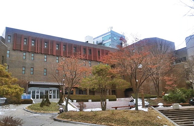 640px-College_of_Music,_Seoul_National_University.jpeg (640×416)