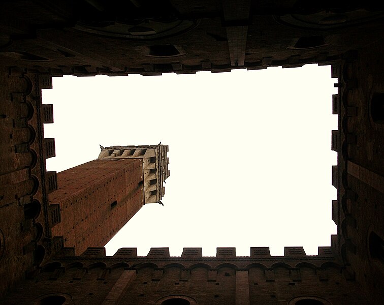 File:Cortile del Podestà i torre del Mangia, Siena.JPG