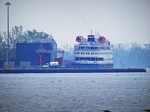 Kapal pesiar Saint Laurent, yang ditambatkan di Toronto International Marine Passenger Terminal, 2015 05 16 (11).JPG