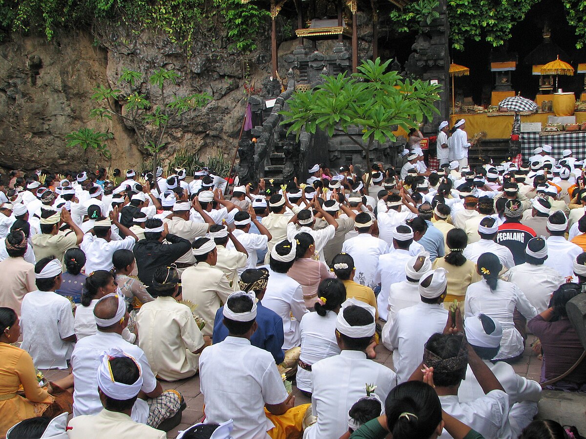 Made beragama hindu dan berasal dari bali. yusuf beragama islam dan berasal dari jawa tengah. beriku