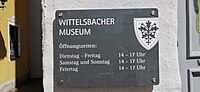 DEU — Bayern — Schwaben — Landkreis Aichach-Friedberg — Gde. Aichach — Stadt Aichach — Stadtplatz 2 (Wittelsbacher Museum · Informationstafel) 2023-09-05