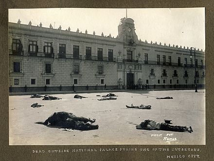 Corpses in front of the National Palace during the Ten Tragic Days. Photographer: Manuel Ramos.[73]