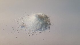 krystaly denatonium-benzoátu farmaceutické čistoty