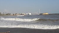 El dia després del temporal Glòria les destrosses eren notables i el mar s'havia endut bona part de la platja, però feia bon temps i les onades eren espectaculars.