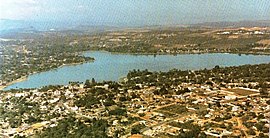 Vista aérea de Lagoa Santa, destacando a lagoa e centro da cidade.