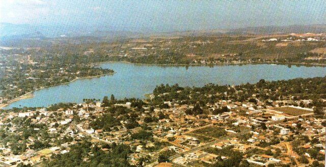 Vista aérea de Lagoa Santa, destacando a lagoa e centro da cidade