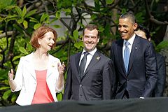 左からギラード、ロシアのドミートリー・メドヴェージェフ大統領、米国のバラク・オバマ大統領（2011年11月14日）