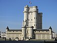 Vue du donjon depuis la cour du château.