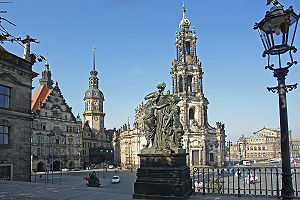 La plaza vista desde el acceso a la terraza de Brühl. Al fondo, de izquierda a derecha, el palacio de Dresde, la Hofkirche y la Semperoper.