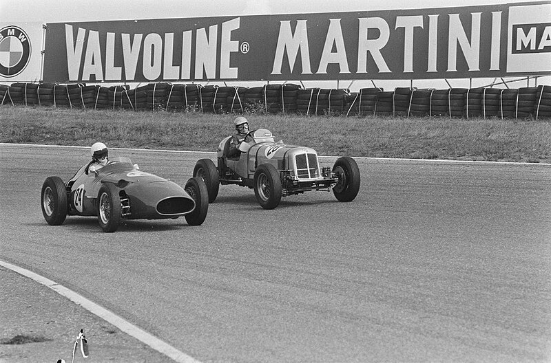 File:Dries van der Lof (l) in Maserak 250F uit 1956 tijdens Historische Grand Prix fo, Bestanddeelnr 933-7442.jpg