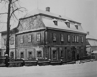 Pohled na východní štítovou stěnu domu se zdobným pobitím podkroví (rok 1934)
