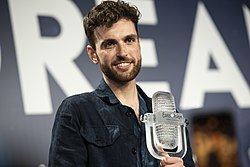 Duncan Laurence with the 2019 Eurovision Trophy.jpg