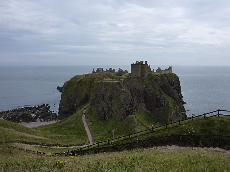 File:Dunnotar Castle - Classic View in subdued weather - panoramio.jpg