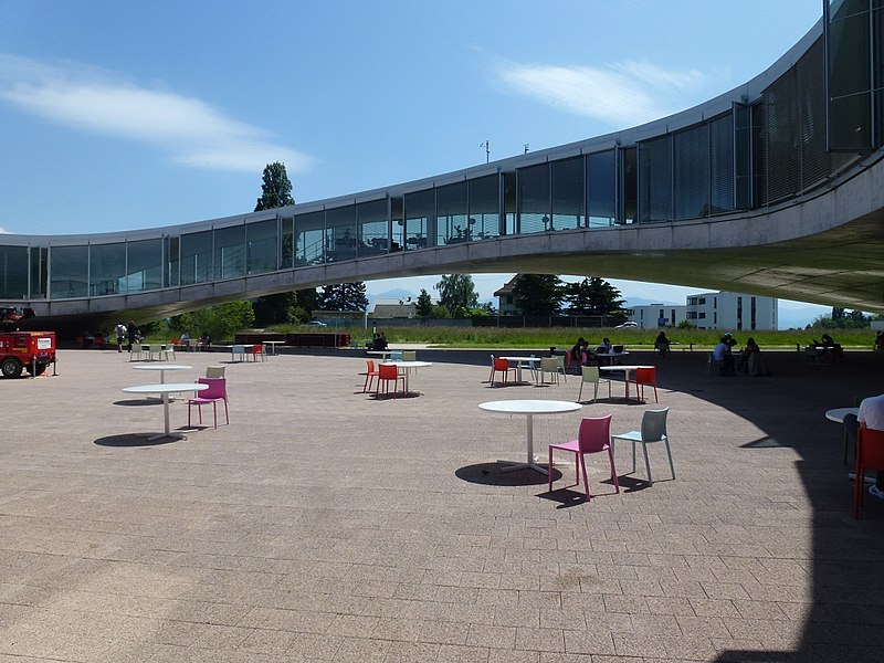 File:EPFL Rolex Learning Center-002.jpg