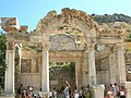 Serliana avec entablement curviligne du temple d'Hadrien à Ephèse.