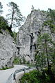 English: Lime rock above the road in the canyon Deutsch: Kalksteinfelsen in der Klamm über der Fahrstraße