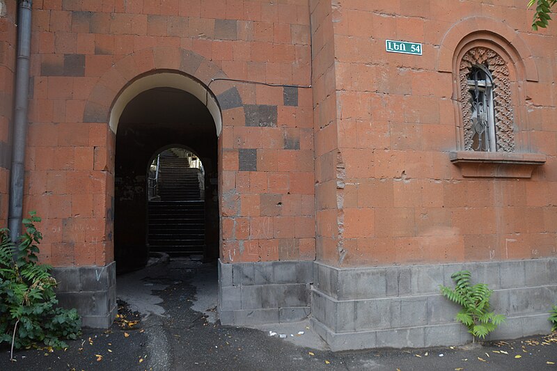 File:Entrance Kond Leo street 54 Yerevan.jpg