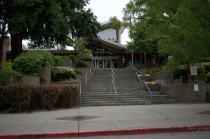How to get to Inglemoor High School with public transit - About the place