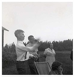 Erno Paasilinna heittämässä tikkaa Perunkajärven kirjailijakokouksessa vuonna 1963. Kuvassa myös Jorma Etto, Rauni Kivilinna ja Eila Etto (istumassa).