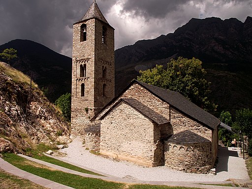 Blick auf Chor und Glockenturm der Església de Sant Joan de Boí (La Vall de Boí), UNESCO-Weltkulturerbe in Spanien