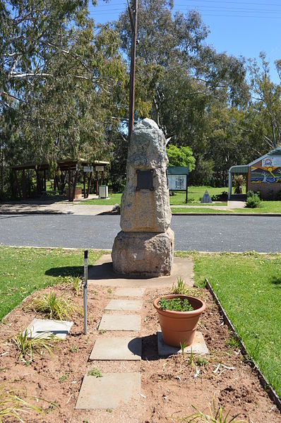 File:Eugowra Pioneer Memorial 001.JPG