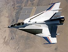 Il General Dynamics F-16XL con l'ala a delta-freccia spezzata.
