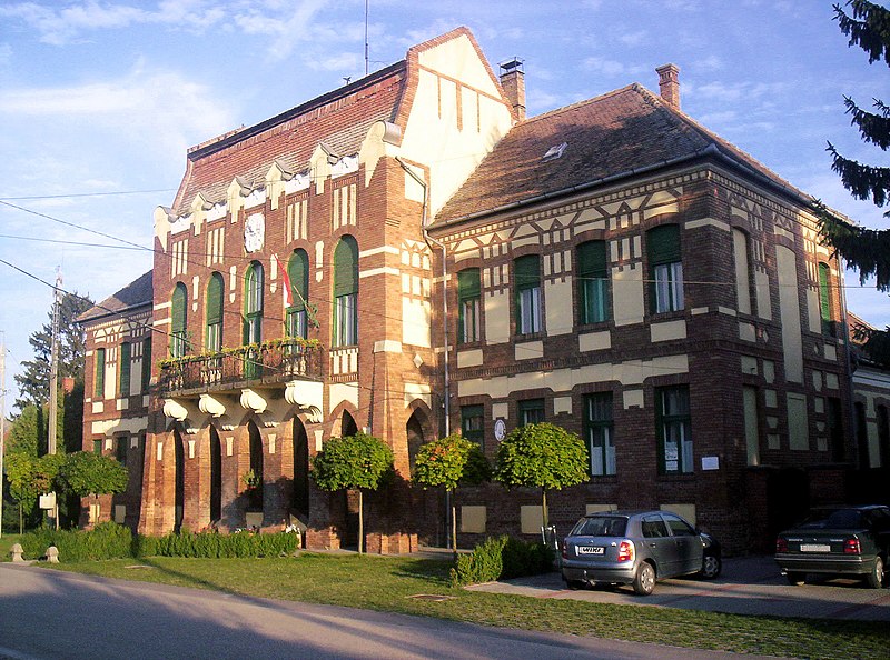 File:Fajsz Town Hall.jpg