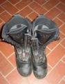 消防作業用のブーツ。靴紐を通すハトメを利用して、アタッチメント式のジッパーを取り付けている