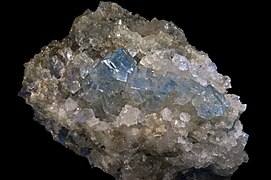 Fluorine sur quartz (Le Beix, France) 10 × 7 cm).