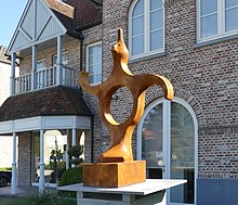 Sculpture en plasticrète intitulée « Flying wheel » et inspirée la roue chamanique de médecine.