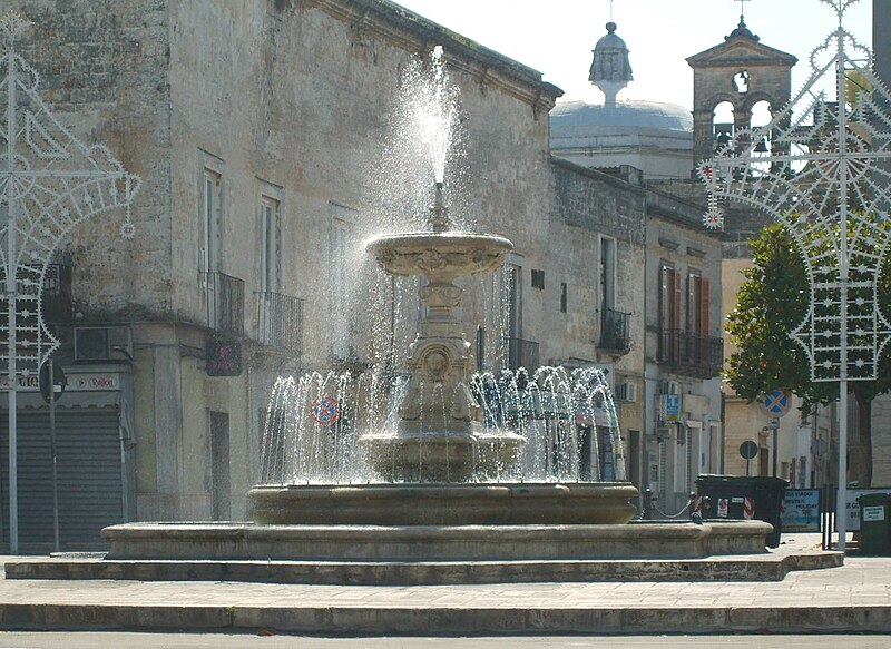 File:Fointana Piazza Umberto I.JPG