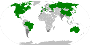 Nations that hosted a Grand Prix in 2016 are highlighted in green, with circuit locations marked with a black dot. Former host nations are shown in dark grey, and former host circuits are marked with a white dot. Formula 1 all over the world-2016-newest.svg