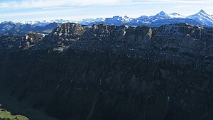 Гюггисграт с северо-запада, вид с Sigriswiler Rothorn;  Burgfeldstand - самая высокая точка справа, а Gemmenalphorn - слева.