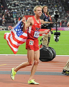 Galen Rupp célèbre les Jeux olympiques de 2012 (rognée) .jpg