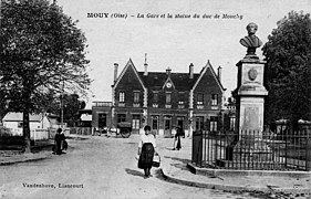 La gare et la statue du duc de Mouchy.