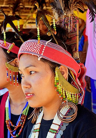 Couple in traditional dress - PixaHive