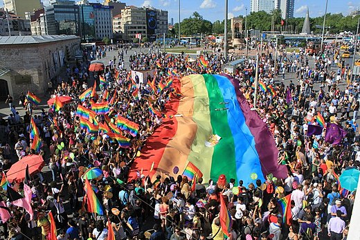 Gay Pride Parade met grote Regenboogvlag op het Taksimplein in Istanbul (Turkije) in 2011