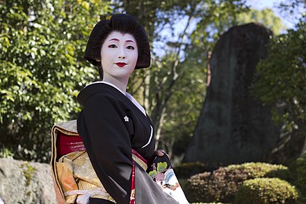 Gion geisha Sayaka wearing a kurotomesode