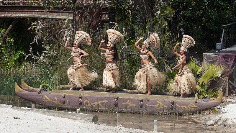 File:Girls of Polynesia. Port Aventura. Cataluña B53.jpg