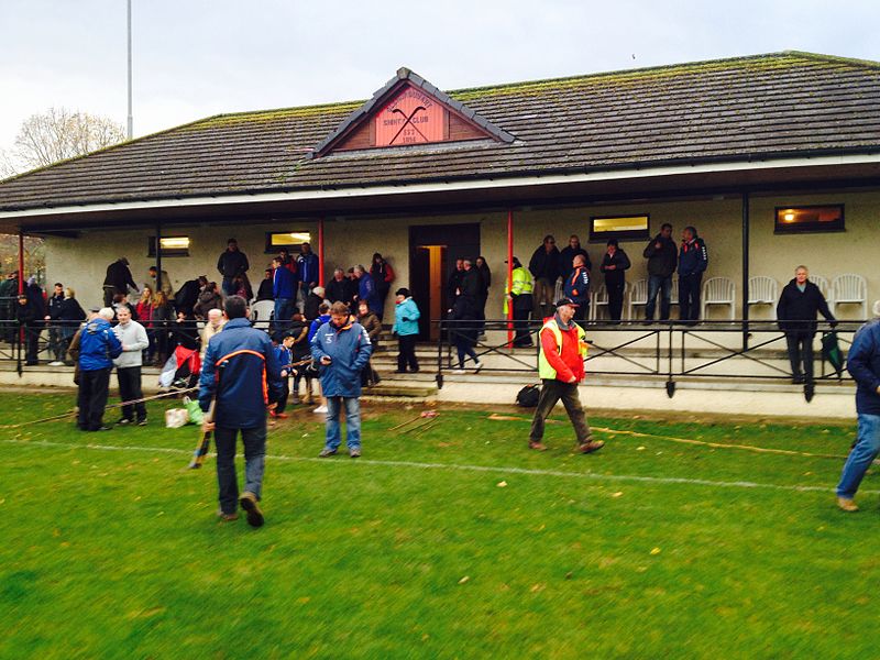 File:GlenUrquhartShintyClubhouse.jpg