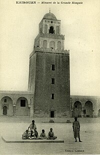 Historisches Foto des Minaretts, vom Hof ​​aus gesehen.