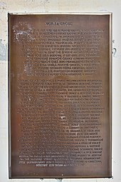 Bronzová pamětní deska se stručným životopisem Mořice Grobeho a popisem výstavby Grotty.
