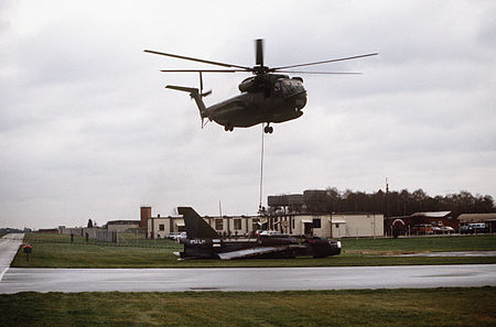 Tập_tin:HH-53C_lifts_BAC_Lightning_1987.JPEG