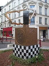 Monument et plaque de bronze des empreintes des vainqueurs des 24 Heures du Mans.