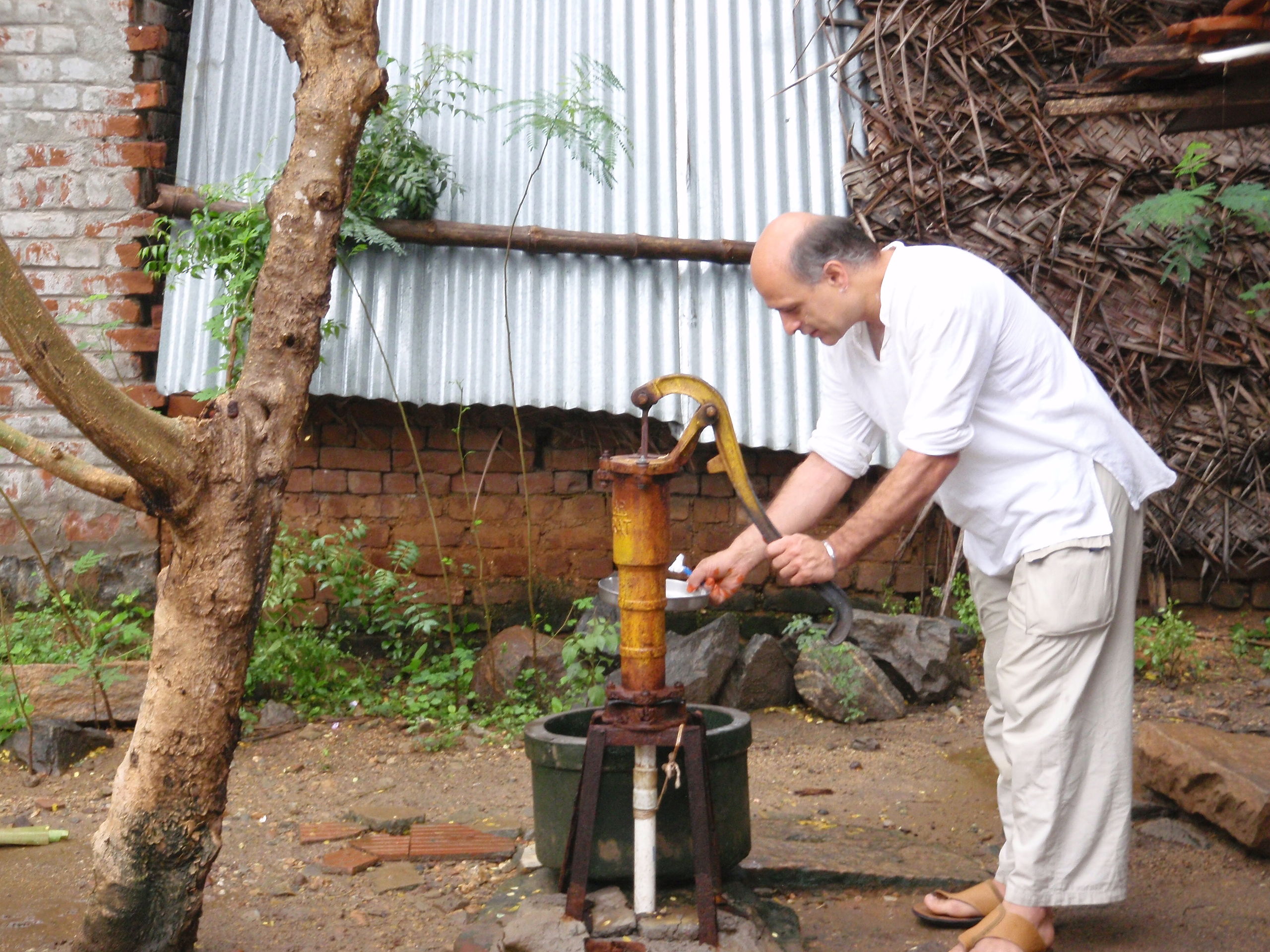 File:Hand water pump in India (3382861084).jpg - Wikipedia